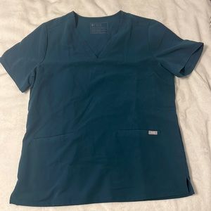 Casma™ Three-Pocket Scrub Top